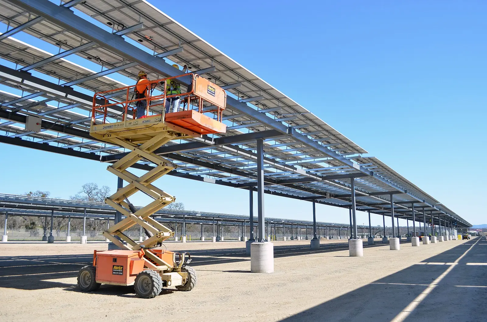 Estructura solar sobre un estacionamiento comercial